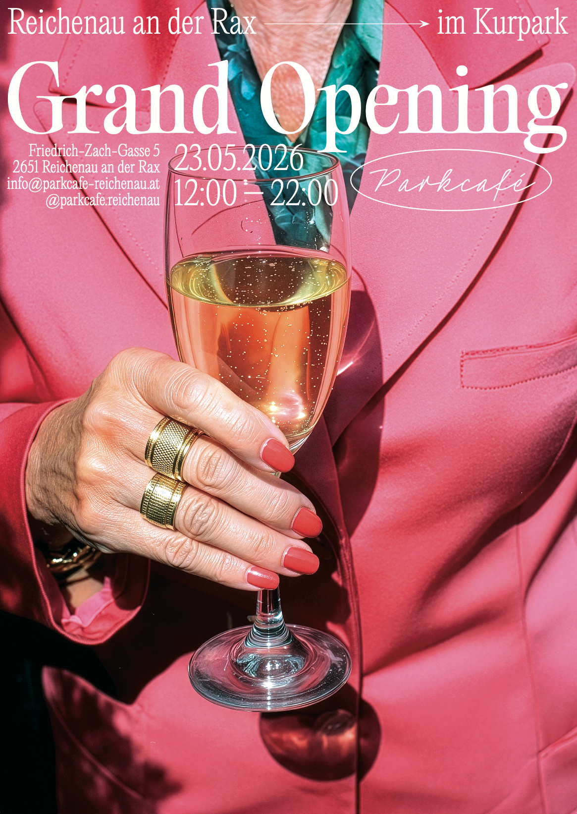 Eine Hand mit roten Nägeln und Ringen hält ein Glas Champagner, Veranstaltungsdetails oben.