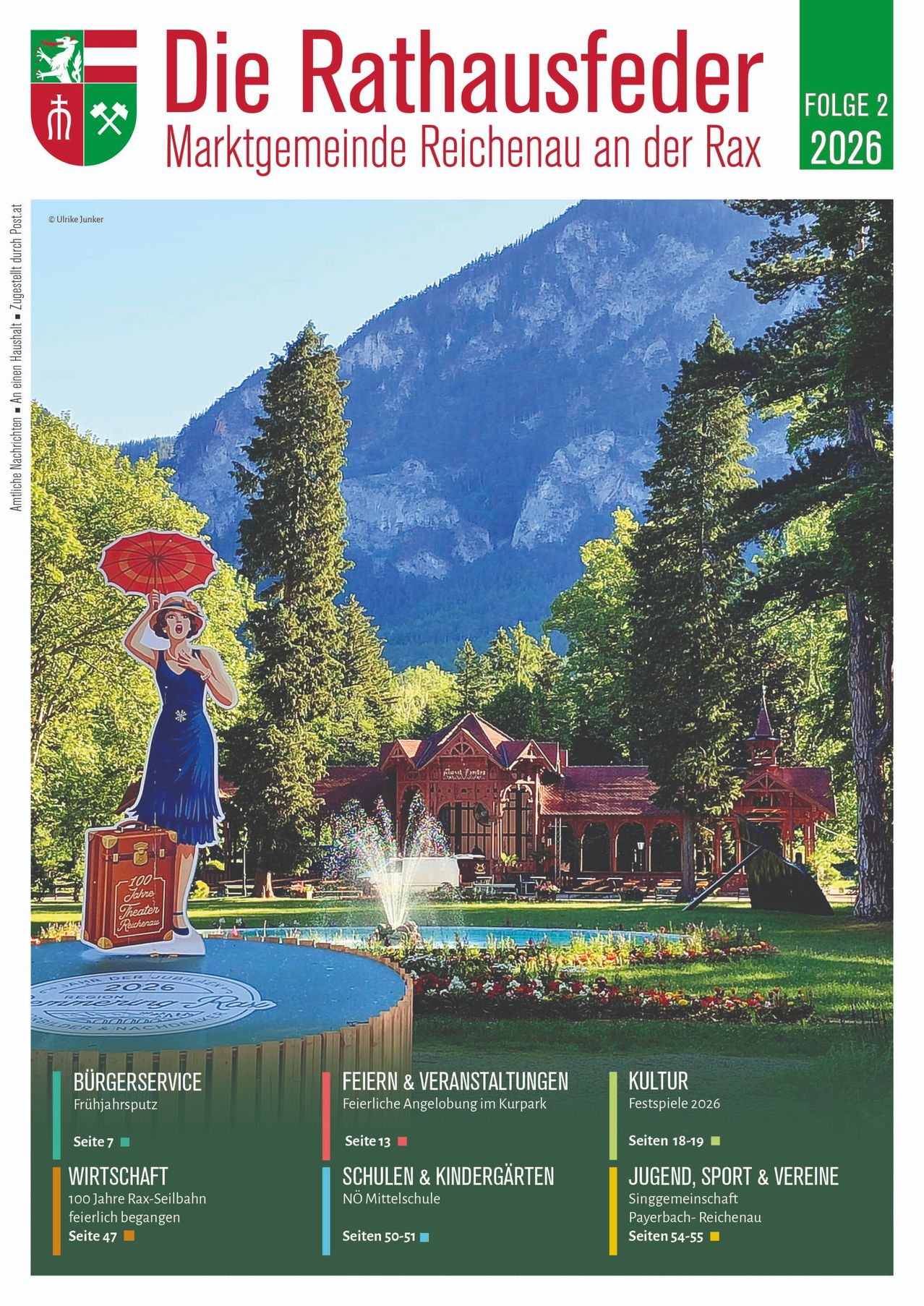 Eine Frau mit einem roten Regenschirm steht auf einem Podium vor einem Haus mit Bergen im Hintergrund. Das Bild enthält ein Wasserzeichen und ein kreisförmiges Design auf dem Podium.