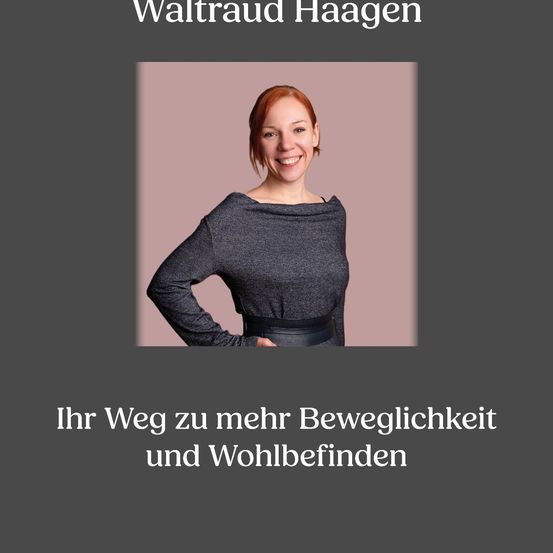 Eine lächelnde Frau mit roten Haaren posiert für ein Foto in einem grauen Oberteil. Der Text darüber lautet 'Waltraud Haagen' und darunter 'Ihr Weg zu mehr Beweglichkeit und Wohlbefinden'.
