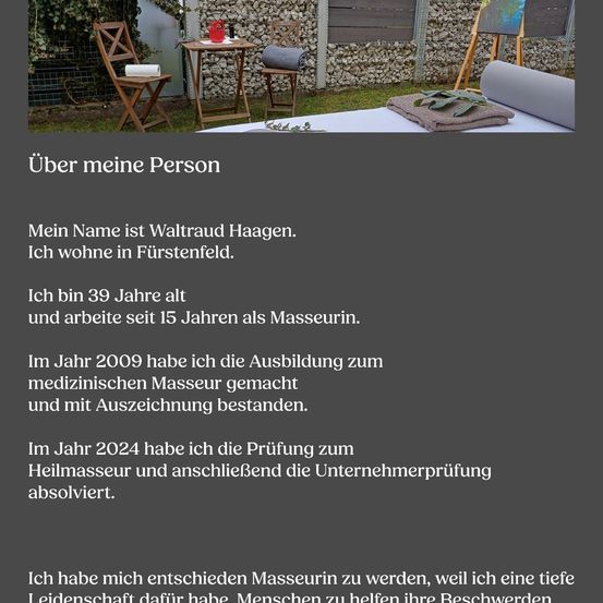 Ein Poster mit einem Foto eines Massagebereichs, auf dem Holzstühle, ein Tisch, ein Massagetisch und eine Steinmauer zu sehen sind. Unter dem Foto steht ein Text auf Deutsch, der eine Person namens Waltraud Haagen vorstellt, die Masseuse und in Fürstenfeld lebt.