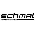 Das Bild zeigt das Logo für Schmal, eine Marke, die für ihre Einfachheit und Vertrautheit in der Branche bekannt ist. Das Wort 'SCHMAL' ist in fetten schwarzen Buchstaben hervorgehoben. Darunter steht in kleineren schwarzen Buchstaben der Slogan 'EINFACH FAHRMILIAR', was 'einfach vertraut' bedeutet. Das Logo ist vor einem weißen Hintergrund dargestellt.