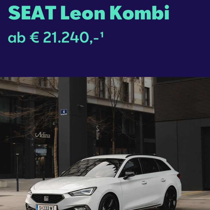 Ein weißer SEAT Leon Kombi, geparkt vor einem Gebäude, mit einem Preisschild von 21.240 €.