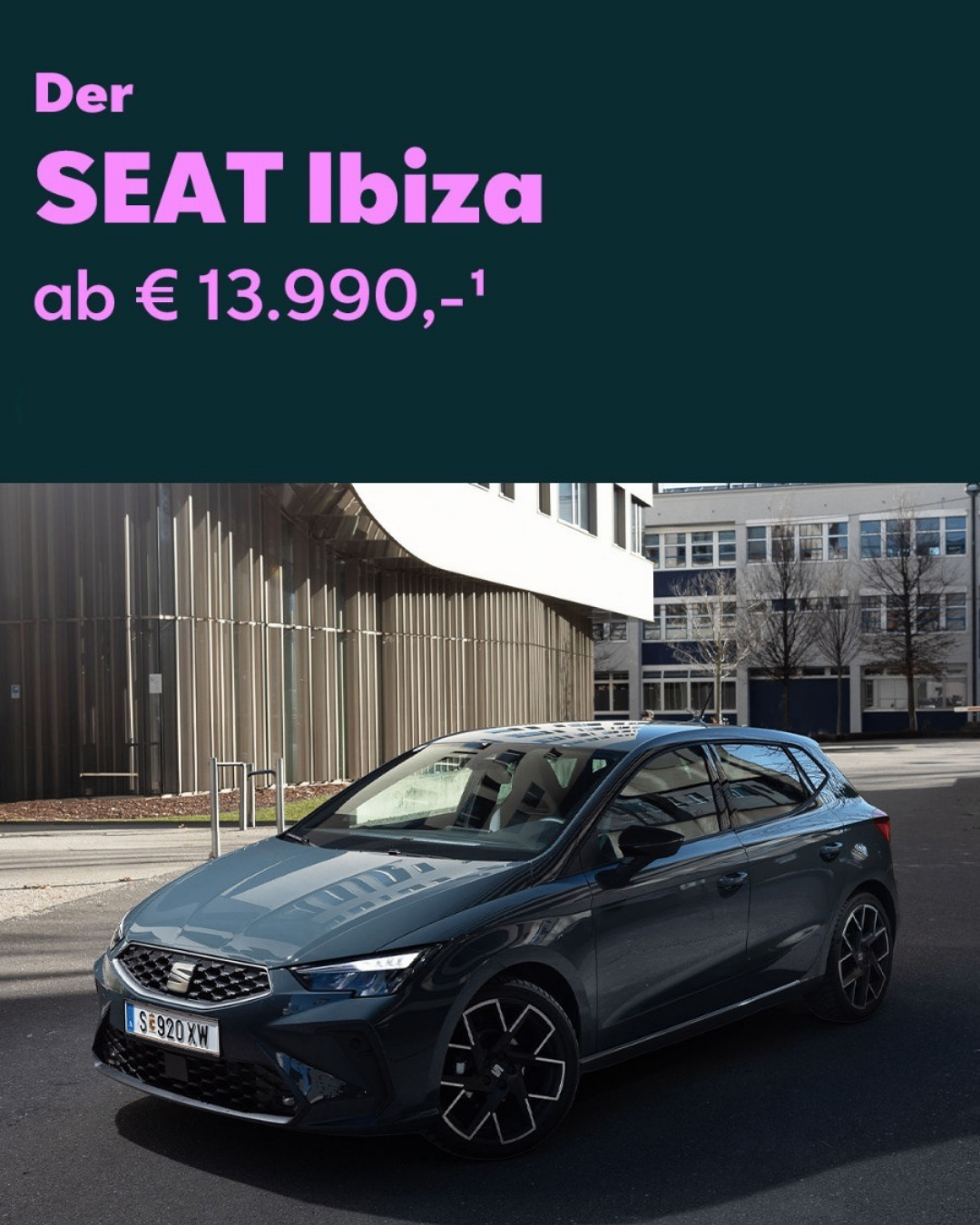 Ein schwarzer SEAT Ibiza ist auf der Straße vor einem Gebäude mit moderner Architektur geparkt. Das Auto hat ein Nummernschild mit der Aufschrift 'S E920 XW'. Das Bild enthält auch einen Preisschild mit der Aufschrift 'SEAT Ibiza ab € 13.990,-'.