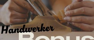 Bild enthält, Advertisement, Poster, Body Part, Finger, Hand, Person