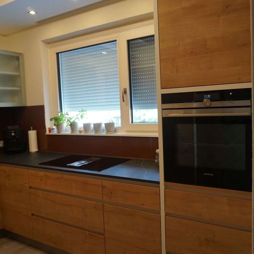 Bild enthält, Interior Design, Wood, Floor, Flooring, Microwave, Cabinet, Building, Plant, Plywood, Kitchen