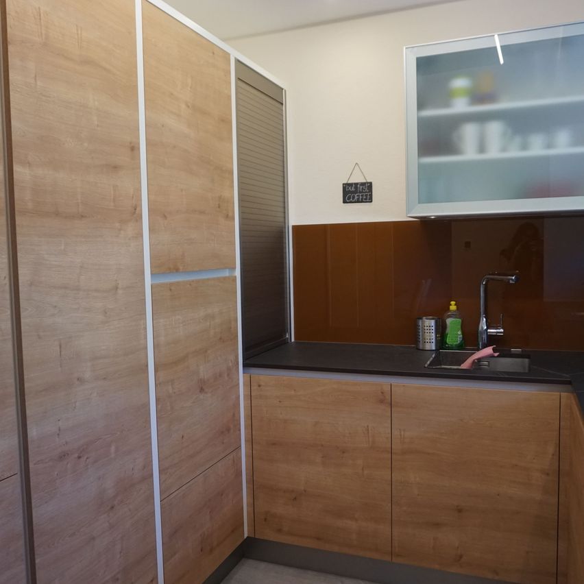 Bild enthält, Indoors, Interior Design, Plywood, Wood, Cupboard, Furniture, Building, Kitchen, Wood Panels, Cabinet