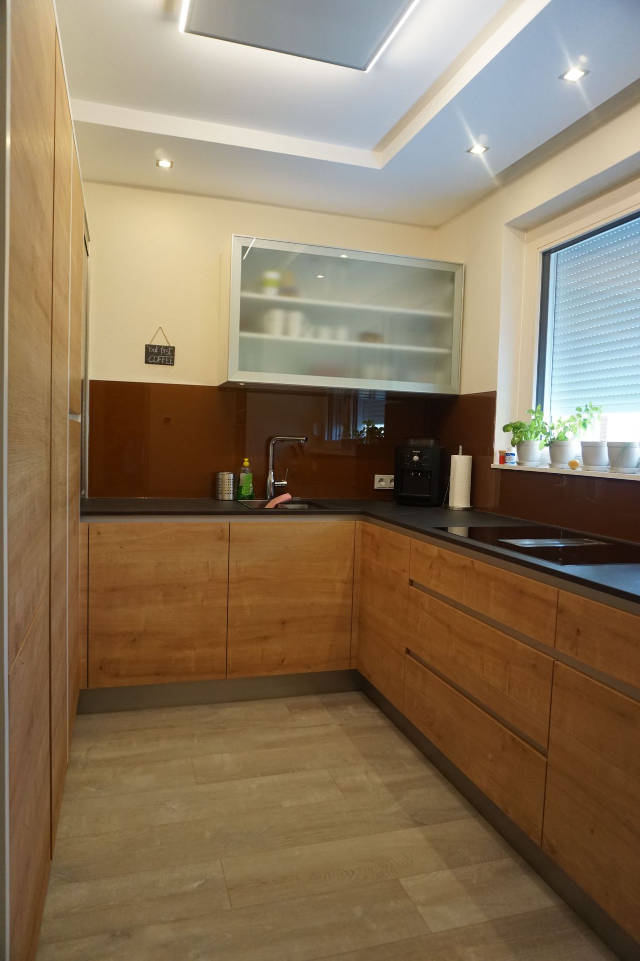 Bild enthält, Indoors, Interior Design, Floor, Flooring, Kitchen, Wood, Cabinet, Building, Sink Faucet, Hardwood