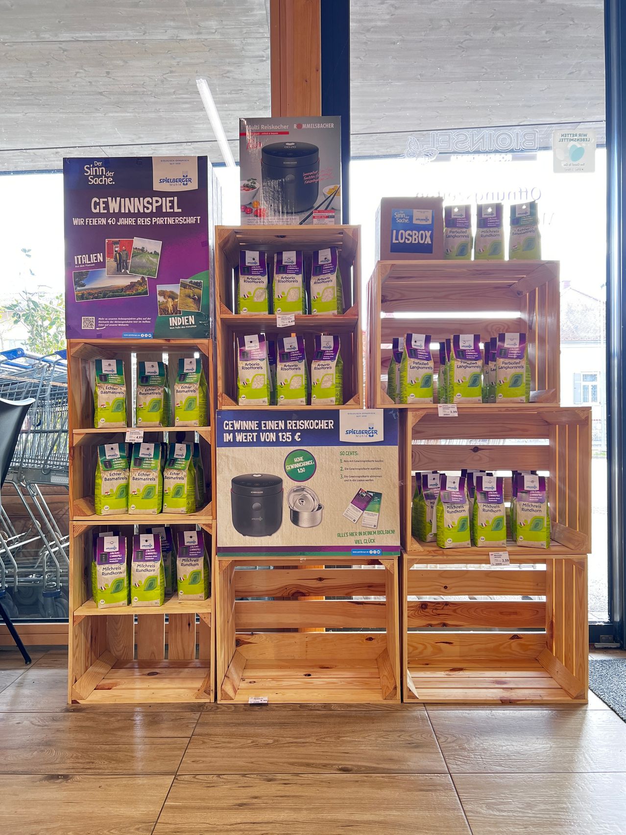 Bild enthält, Wood, Shelf, Hardwood, Interior Design, Box, Flooring, Cabinet, Building, Plywood, Bottle