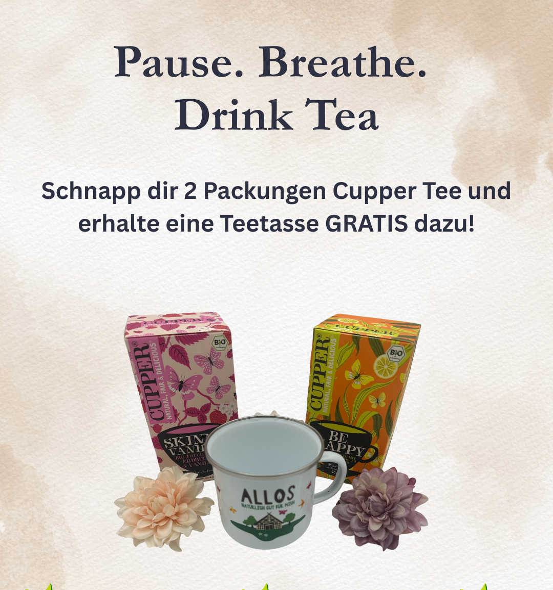 Werbebild für ein Teeprodukt, das zwei Packungen Copper Tee und eine Teetasse zeigt. Die Botschaft lautet 'Pause. Atme. Trink Tee.' und 'Schnapp dir 2 Packungen Copper Tee und erhalte eine Teetasse KOSTENLOS dazu!' mit hellem Hintergrund.