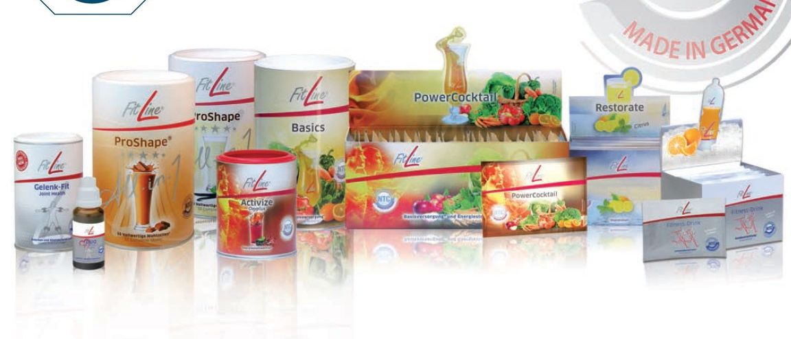 Eine Sammlung von FitLine-Nährstoffprodukten, die auf einem weißen Hintergrund präsentiert werden. Die Produkte umfassen 'Shape', 'Basics', 'Activize' und 'PowerCocktail'. Jedes Produkt hat seinen eigenen Behälter mit einem einzigartigen Design.