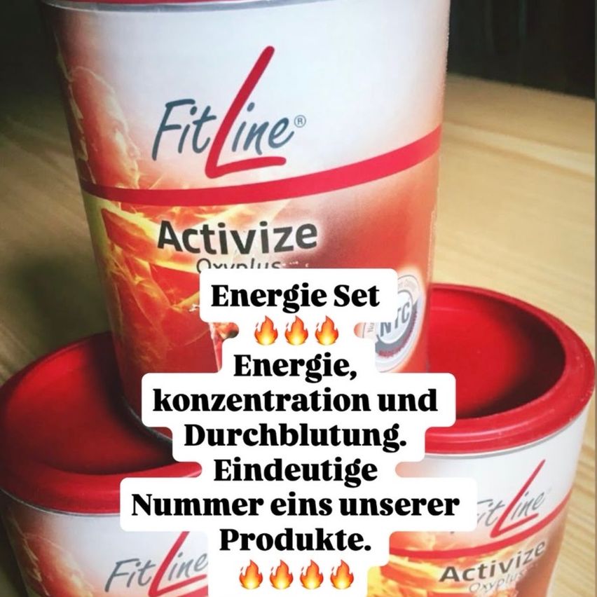 Ein Stapel von drei Behältern mit der Aufschrift 'FitLine Activize' mit einem roten Deckel, auf einer Holzoberfläche platziert. Die Behälter sind mit rotem Pulver gefüllt und haben Textüberlagerungen, die Energie, Konzentration und Durchblutung fördern.
