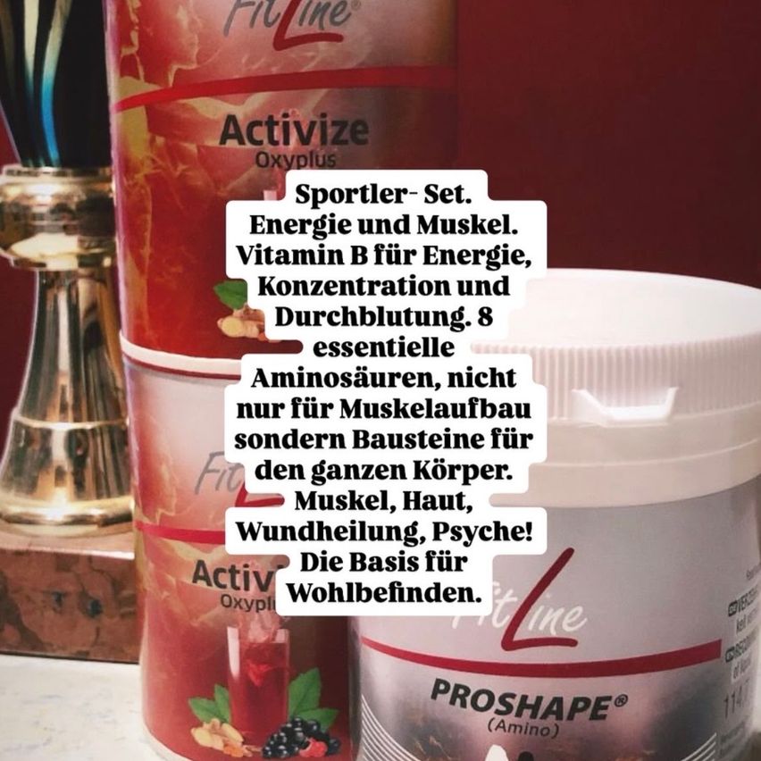 Ein Stapel von Fitness-Supplement-Behältern mit der Aufschrift 'FitLine Activate Oxyplus' mit Text über Energie, Muskeln und Vitamine. Ein Pokal steht hinter den Behältern.