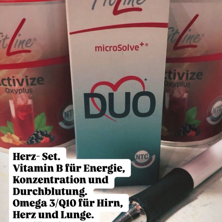 Eine Packung DUO microSolve+ Nahrungsergänzungsmittel mit Herzsymbol, neben zwei weiteren Behältern, einer mit roter Flüssigkeit und der andere mit grünem Blattdesign.