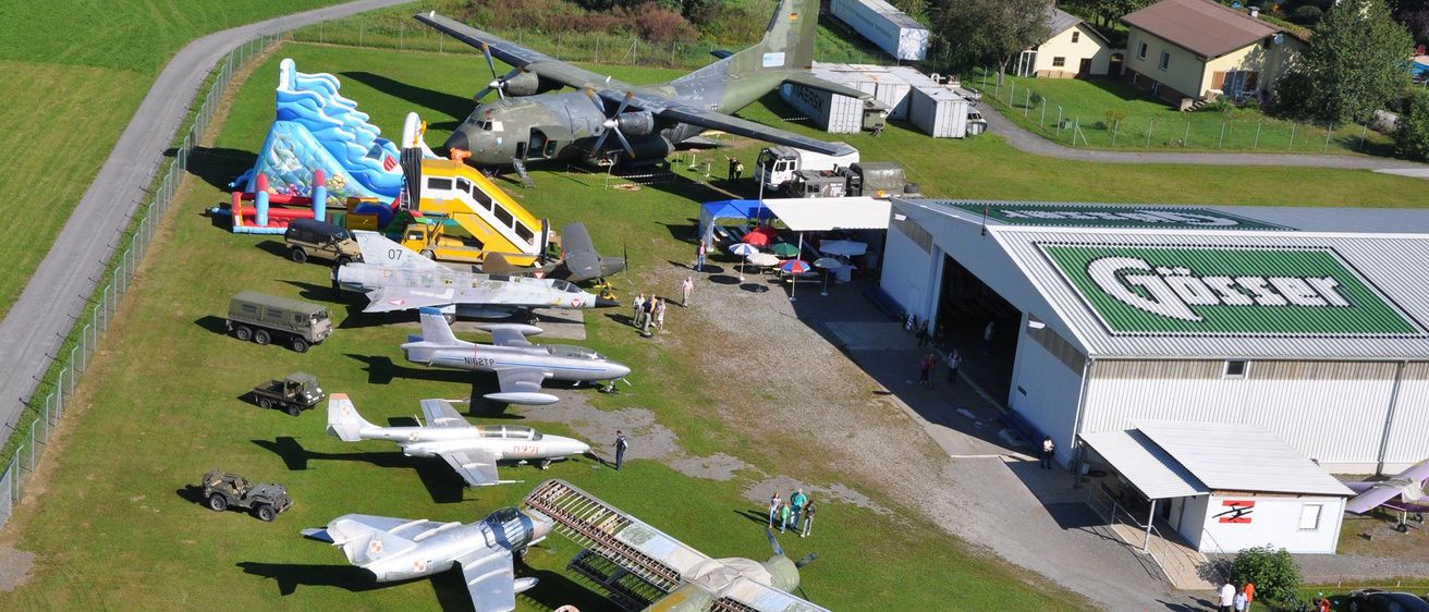 Bild enthält, Airport, Airfield, Airplane, Building, Person, Car, Wheel, Outdoors, Motorcycle, Truck