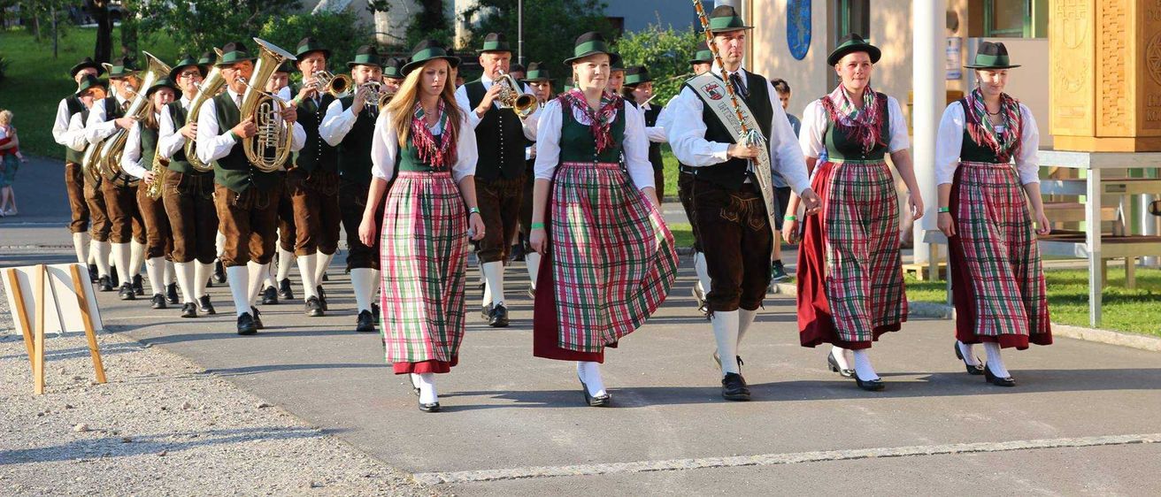 Bild enthält, People, Person, Female, Girl, Teen, Skirt, Adult, Woman, Tartan, Shoe