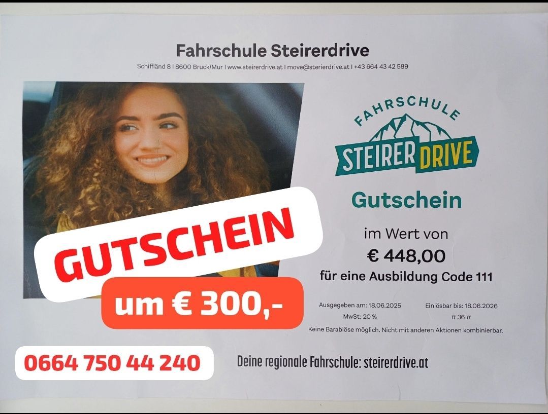 Werbeposter für die Fahrschule Steiermark bietet einen Gutschein für ein Ausbildungspaket im Wert von 448 Euro, reduziert um 300 Euro, gültig bis 18.06.2025. Kein Bargeldwert, nicht kombinierbar mit anderen Aktionen. Kontaktinformationen und Webseite angegeben.