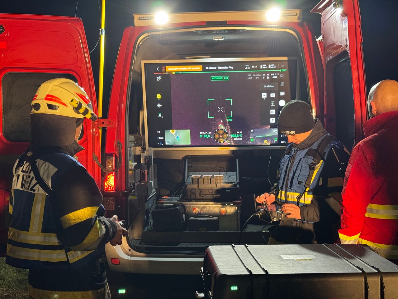 Bild enthält, Adult, Male, Man, Person, Helmet, Car, Worker, Head, Monitor, Jacket