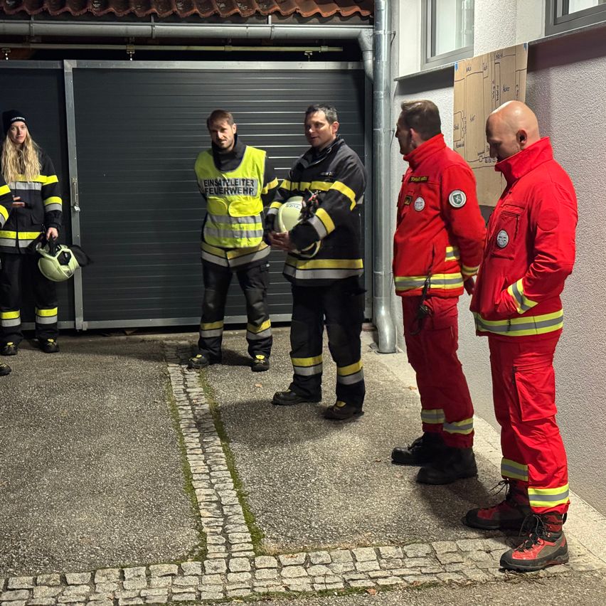 Bild enthält, Person, Adult, Male, Man, Clothing, Coat, Jacket, Footwear, Shoe