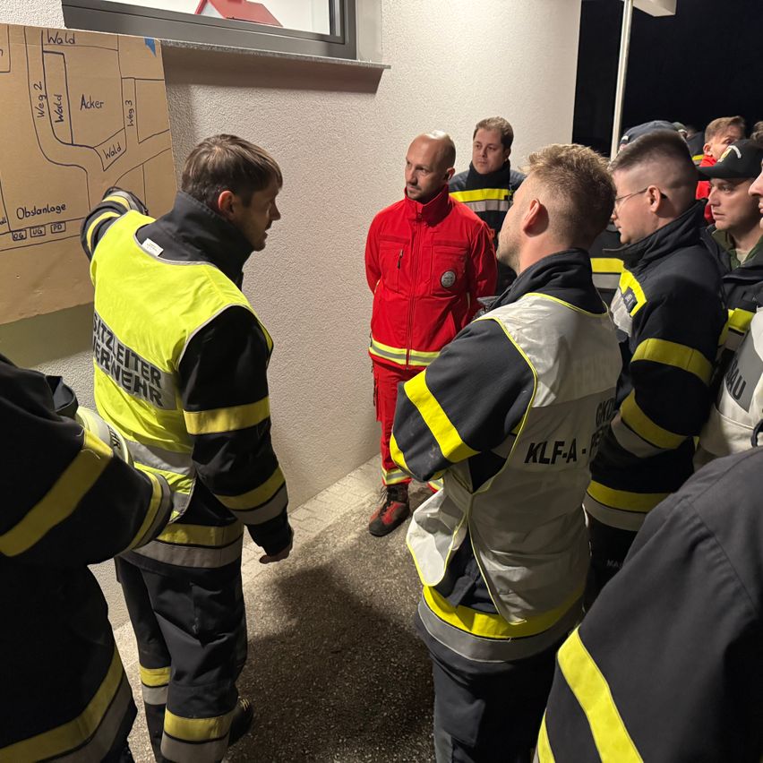 Bild enthält, Person, Adult, Male, Man, Coat, Jacket, Face, Head, Footwear, Shoe