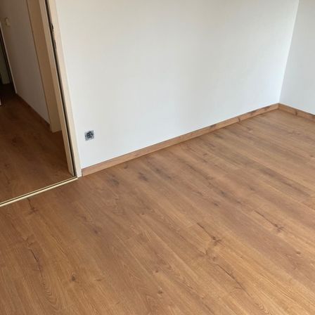 Bild enthält, Floor, Indoors, Interior Design, Wood, Flooring, Hardwood, Stained Wood, Wood Panels