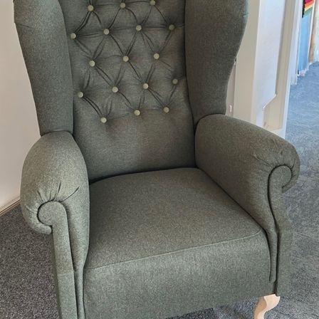 Bild enthält, Furniture, Chair, Armchair, Couch, Recliner