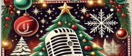 Illustration eines Weihnachtsbaums mit einem Mikrofon in der Mitte, umgeben von Schneeflocken, Ornamenten und Sternen, in einem roten und grünen Farbschema.