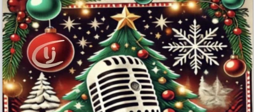 Illustration eines Weihnachtsbaums mit einem Mikrofon in der Mitte, umgeben von Schneeflocken, Ornamenten und Sternen, in einem roten und grünen Farbschema.