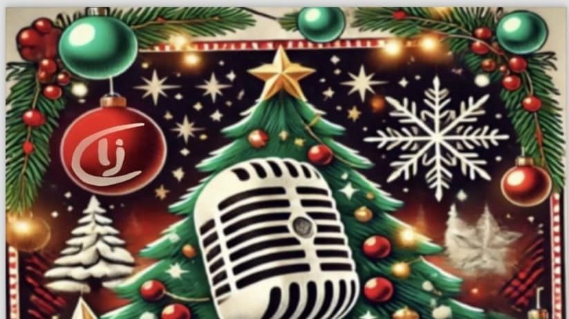 Illustration eines Weihnachtsbaums mit einem Mikrofon in der Mitte, umgeben von Schneeflocken, Ornamenten und Sternen, in einem roten und grünen Farbschema.