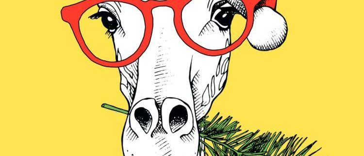 Eine Illustration einer Giraffe mit einem Weihnachtshut und roten Gläsern, die eine Tannenzweig im Maul hält, mit dem Text 'MARTINS WEIHNACHTSBAUM' unten.