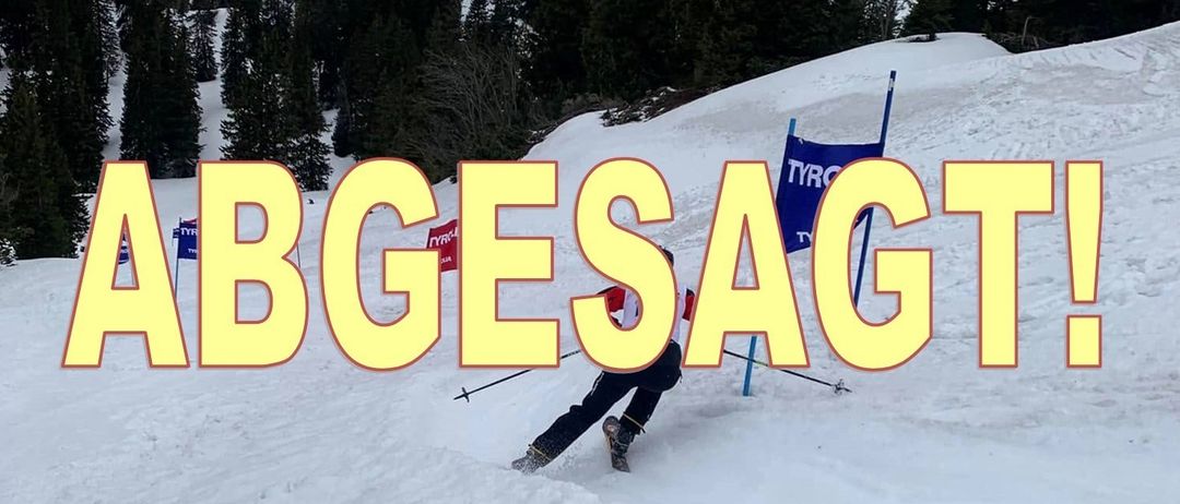 Ein Skifahrer rutscht den Schneehang hinunter, mit Kiefern im Hintergrund, gekennzeichnet durch das Wort 'BGESAG' und eine blaue Fahne.