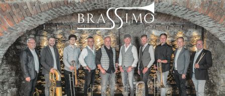 A group of men stand with trumpets and trombones in front of a stone wall with the text 'BRASIMO' above them. The text 'MEHR ALS NUR BLECH' is below.