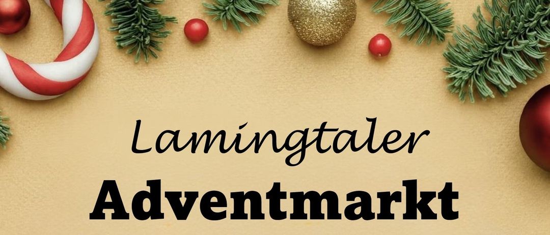 Nahaufnahme eines Weihnachtsbaums mit goldener Kugel, roten Ornamenten und Tannennadeln auf beigem Hintergrund. Das Wort 'advent' ist schwarz geschrieben.