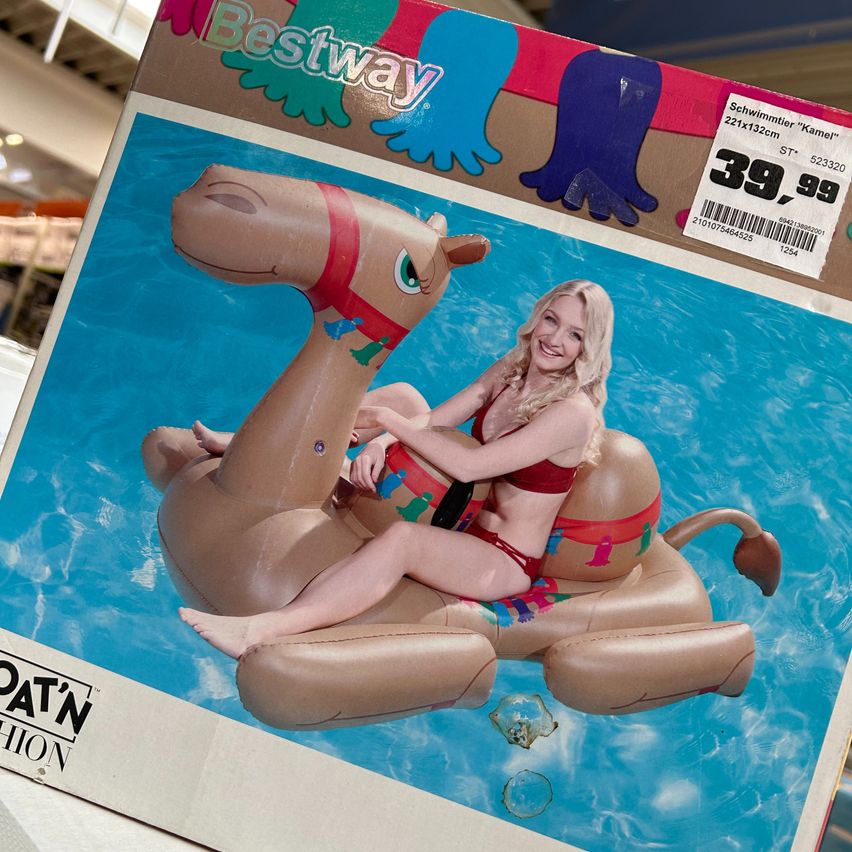 Bild enthält, Advertisement, Swimwear, Inflatable, Adult, Female, Person, Woman, Poster, Face, Swimming Pool