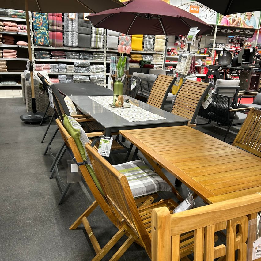 Bild enthält, Indoors, Wood, Shop, Market, Grocery Store, Supermarket, Person, Building, Table, Chair