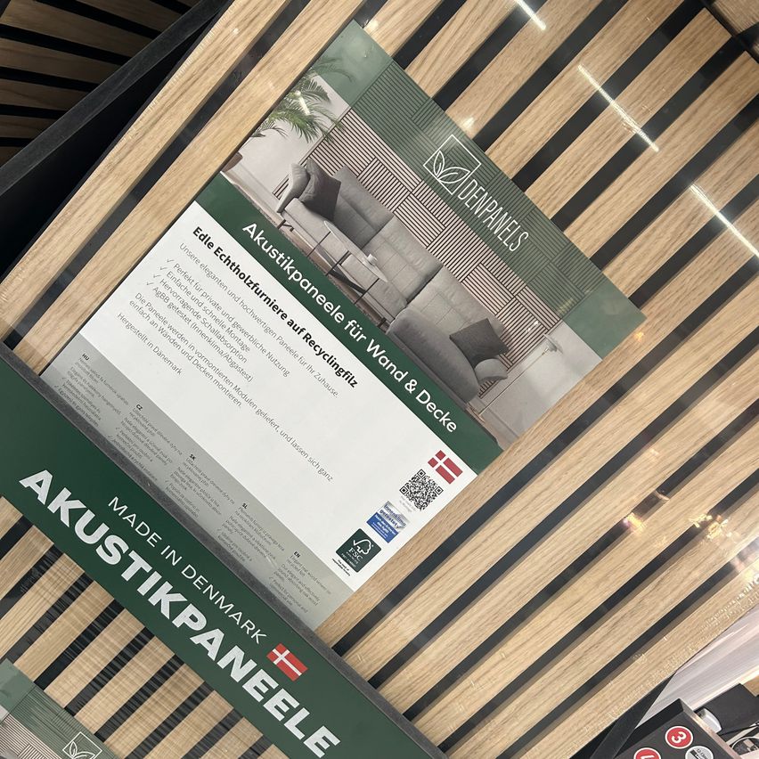 Bild enthält, Indoors, Interior Design, Advertisement, Poster, Wood Panels, QR Code, Wood