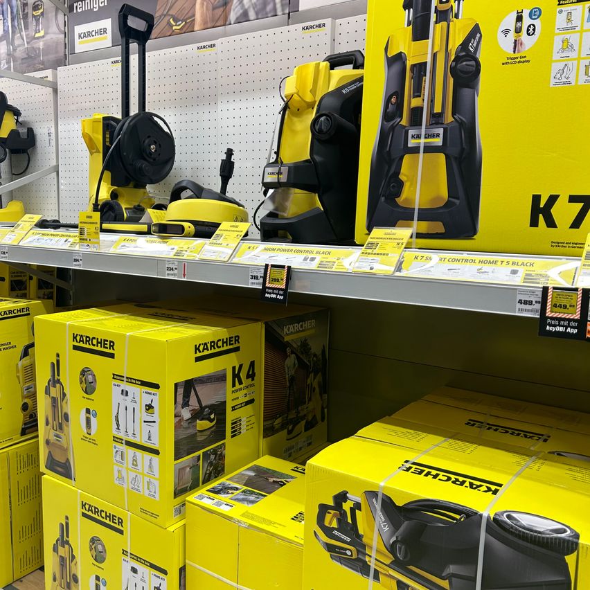 Bild enthält, Indoors, Gun, Weapon, Adult, Male, Man, Person, Shop