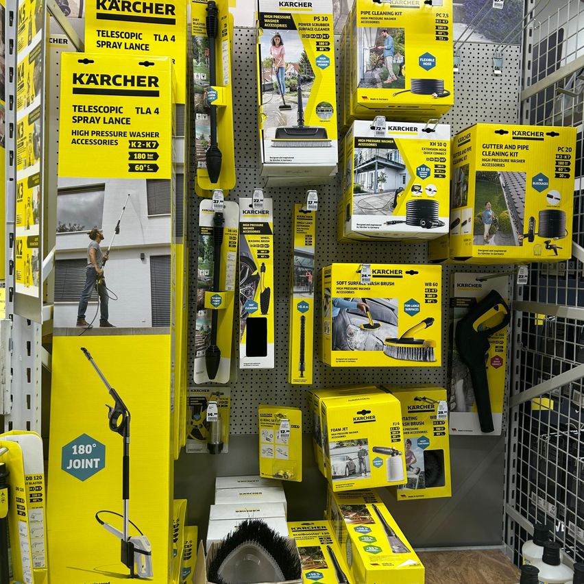 Bild enthält, Person, Architecture, Building, Warehouse, Shelf, Indoors, Box, Shop, Tape