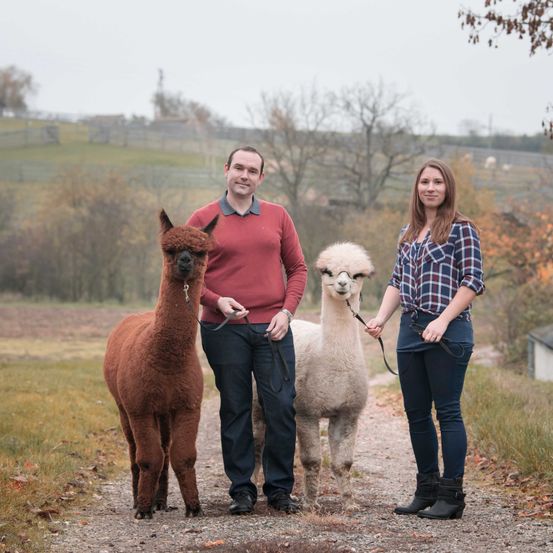 Bild enthält, Pants, Person, Photography, Portrait, Female, Girl, Teen, Adult, Male, Man