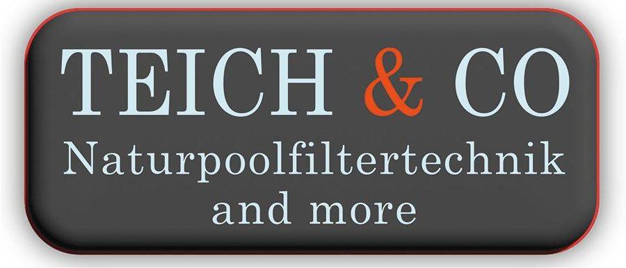 Ein rechteckiges Schild mit rotem Rand. Es steht 'TEICH & CO Naturpoolfiltertechnik und mehr'. Der Text ist in weiß und orange.