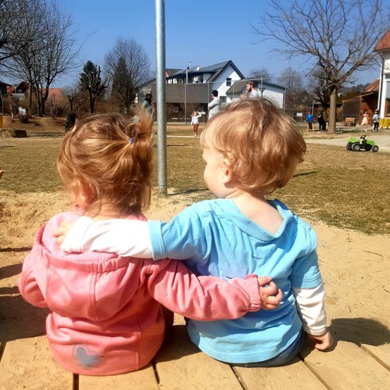 Bild enthält, Photography, Person, Portrait, Shelter, Grass, Park, Neighborhood, Boy, Child, Male