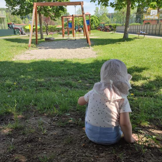 Bild enthält, Grass, Outdoors, Park, Baby, Person, Play Area, Sitting, Photography, Portrait, Backyard