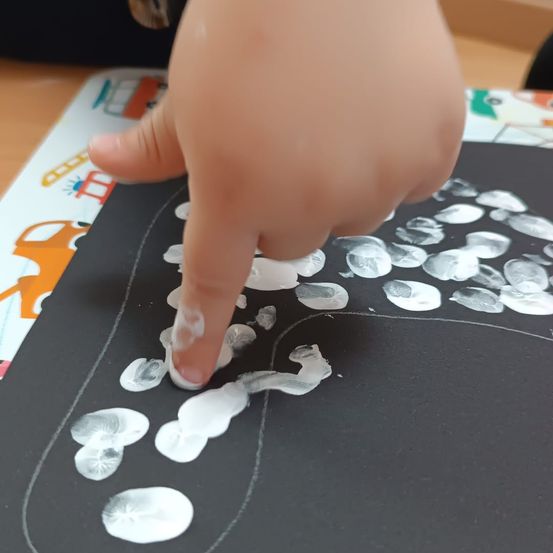 Bild enthält, Indoors, Interior Design, Body Part, Finger, Hand, Person