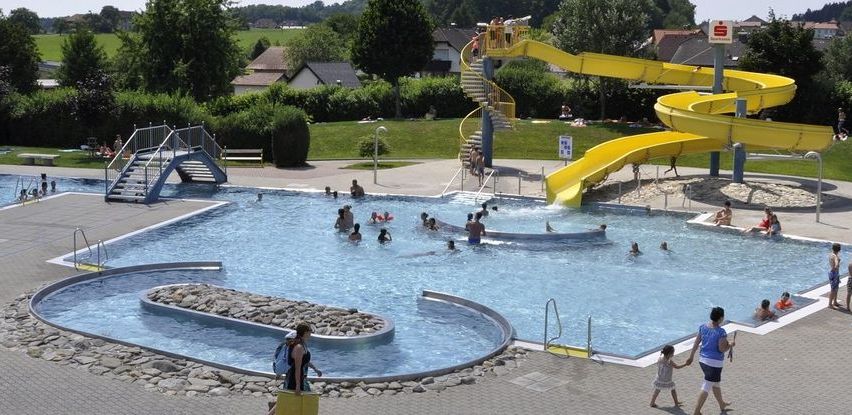Bild enthält, Water, Outdoors, Pool, Person, Amusement Park, Water Park, Swimming Pool