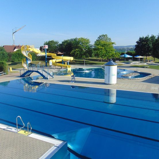 Bild enthält, Pool, Water, Swimming Pool, Outdoors, Architecture, Building, Hotel, Resort