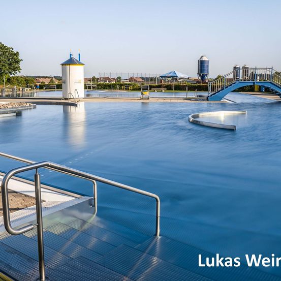 Bild enthält, Nature, Outdoors, Scenery, Pool, Water, Swimming Pool, Building, Hotel, Resort, Lighthouse