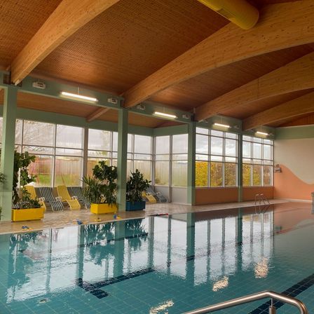 Bild enthält, Pool, Water, Swimming Pool, Hotel, Resort, Interior Design, Floor, Chair, Plant, Outdoors