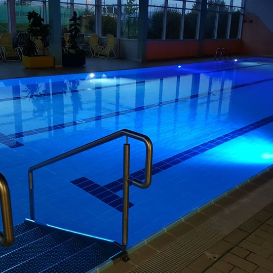 Bild enthält, Pool, Water, Swimming Pool, Floor, Outdoors, Aerial View, Architecture, Building, Hotel, Resort