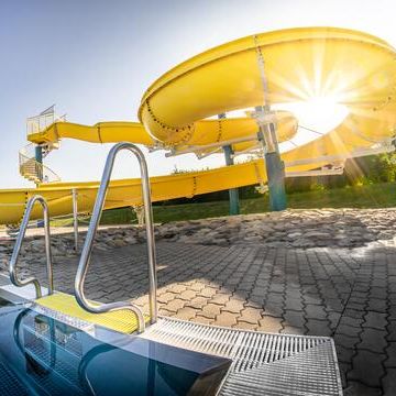 Bild enthält, Water, Amusement Park, Water Park, Outdoors, Pool, Bulldozer, Machine