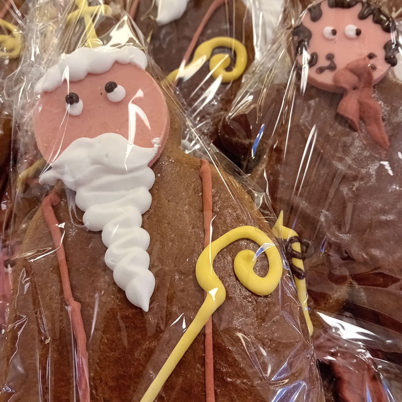 Bild enthält, Cream, Dessert, Food, Icing, Sweets, Ice Cream, Face, Person, Candy, Birthday Cake