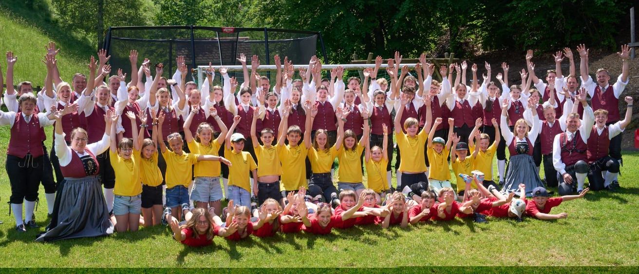 Bild enthält, Grass, Park, People, Photography, Portrait, Tree, Vegetation, Backyard, Yard, Lawn